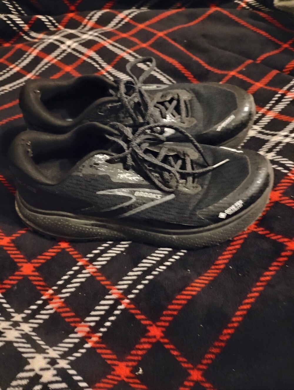 Women's Black Out Brooks Divide 5 GTX U.S. Size 9.5